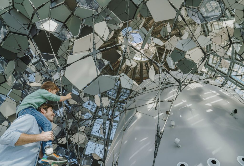 Vous êtes prêts à visiter la sculpture praticable du Mirador torre Glòries ?