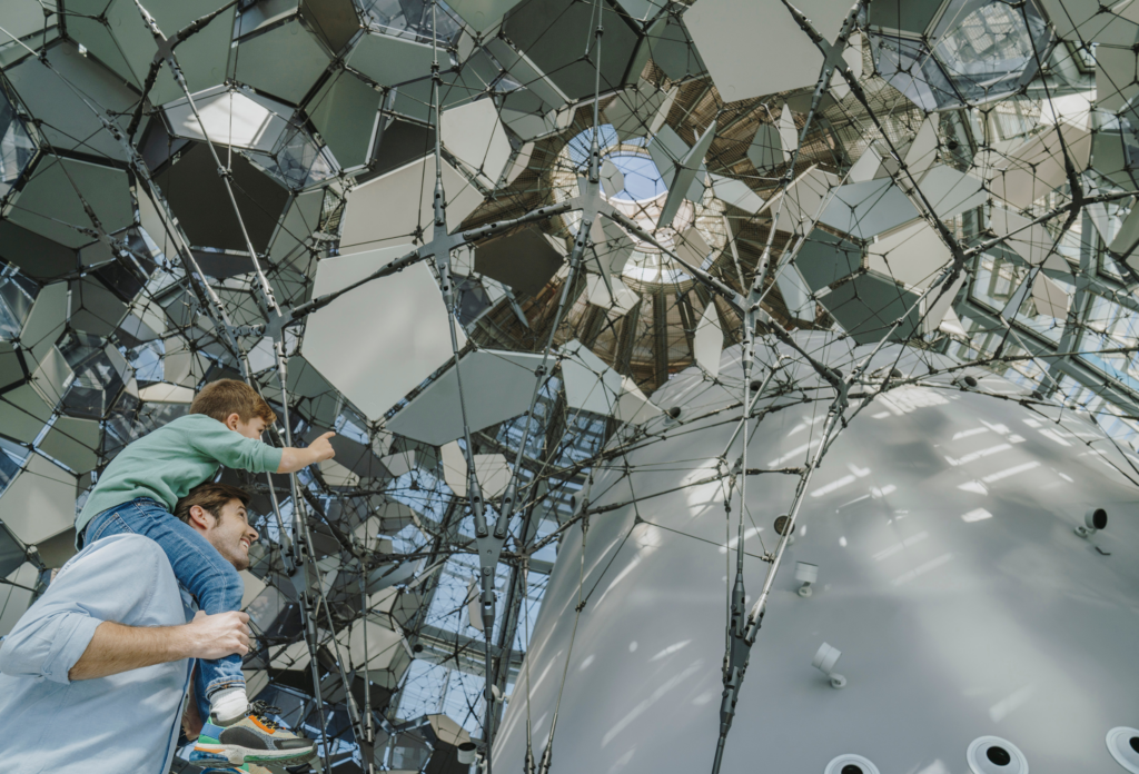 Vous êtes prêts à visiter la sculpture praticable du Mirador torre Glòries ?