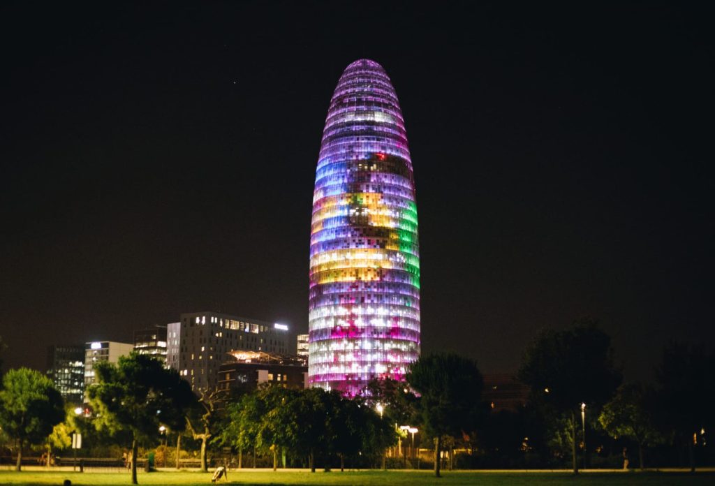 La Torre Glòries illuminée en honneur de la Journée olympique le 23 juin