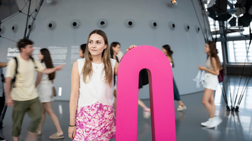 Joven mujer en Mirador torre Glòries, la visita imprescindible en Barcelona