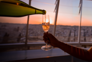 Copa de cava y vistas 360º de Barcelona