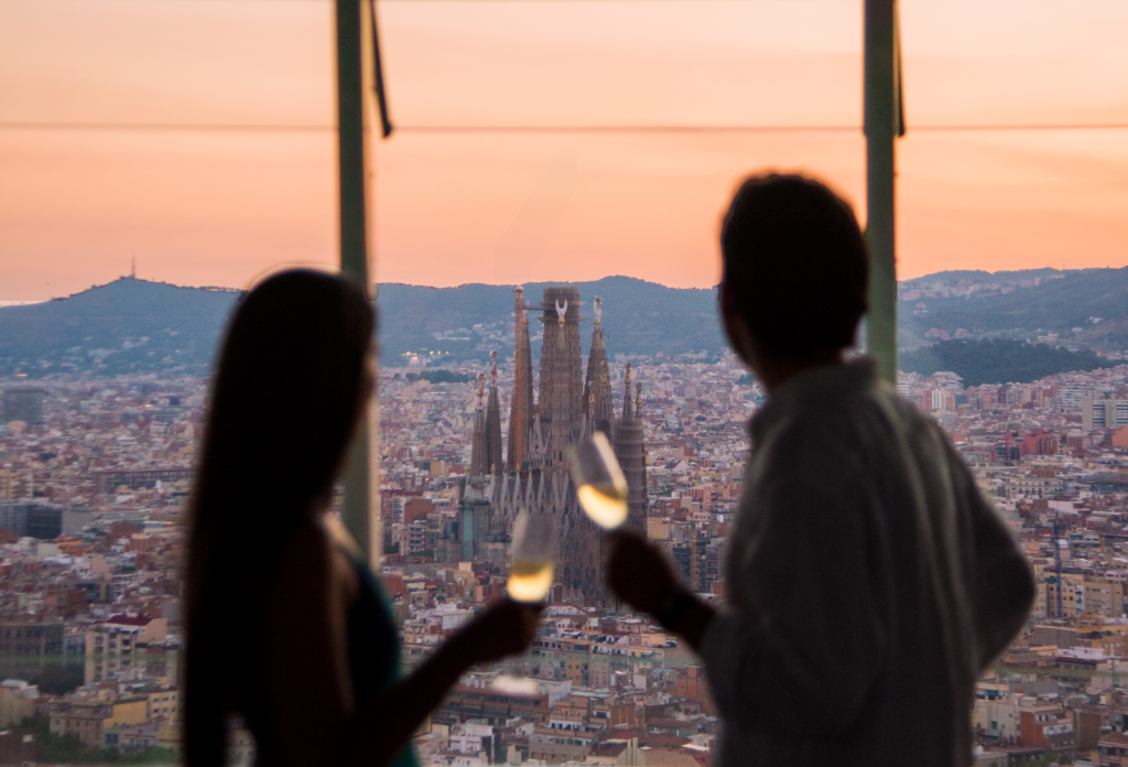 Disfruta del mejor atardecer de Barcelona con una copa de cava incluida