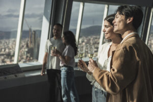 Des gens qui trinquent pour Noël au Mirador Torre Glòries