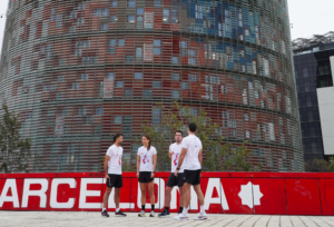 Samarreta de la Zurich Marató Barcelona 2025 al Mirador Torre Glòries.